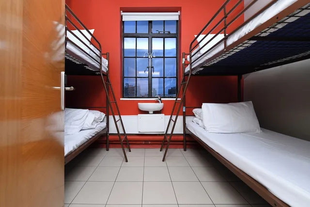 غرفة أساسية ثلاثية بأسرّة بطابقين بحمام خاص، Rest Up London Hostel 1/4