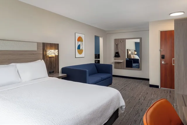 جناح بسرير كينج وسرير كوين بغرفتي نوم مع أريكة، Holiday Inn Express Portland South - Lake Oswego 2/8