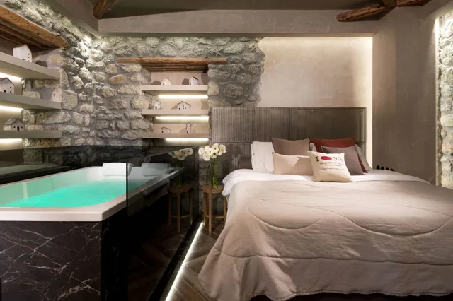 Stone, Queen Bed, Hot Tub، Tsikeli Boutique Hotel Meteora 1/3