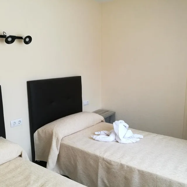 غرفة ثلاثية، Hotel L Albera 1/4
