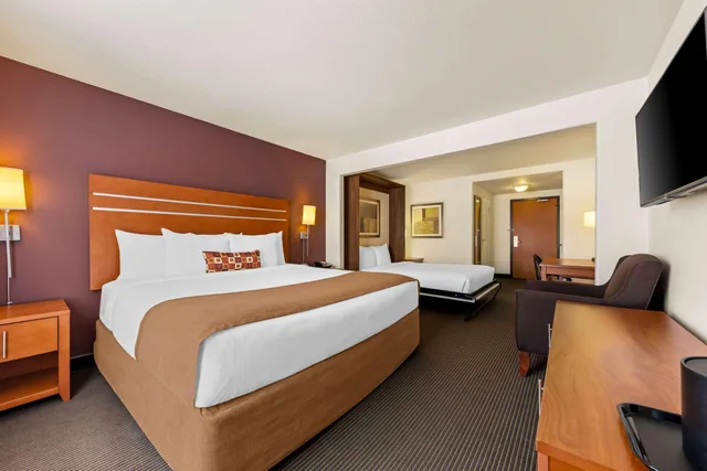 غرفة بسرير كينج، Wingate by Wyndham Calgary 2/3