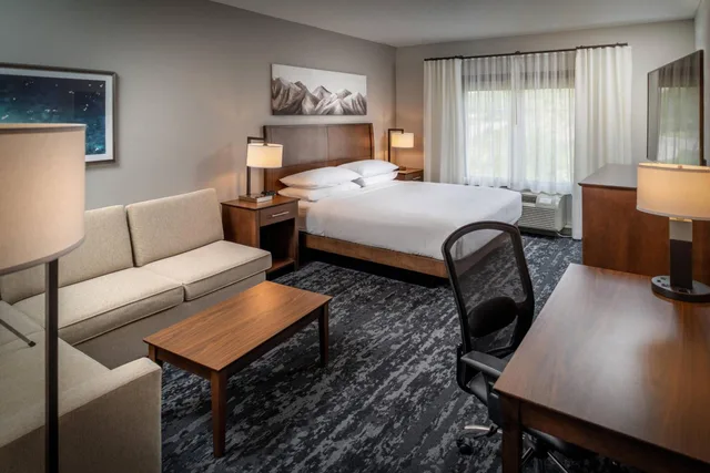 غرفة بسرير كينج مع أريكة، Delta Hotels By Marriott Huntington Mall 4/9