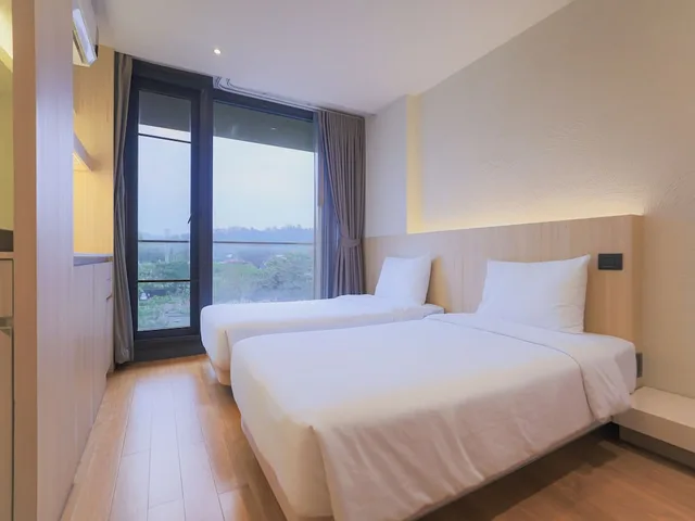 جناح سوبيريور بسرير كينج وسريرين منفصلين، Balcony Seaside Sriracha Hotel Serviced Apartments 2/9