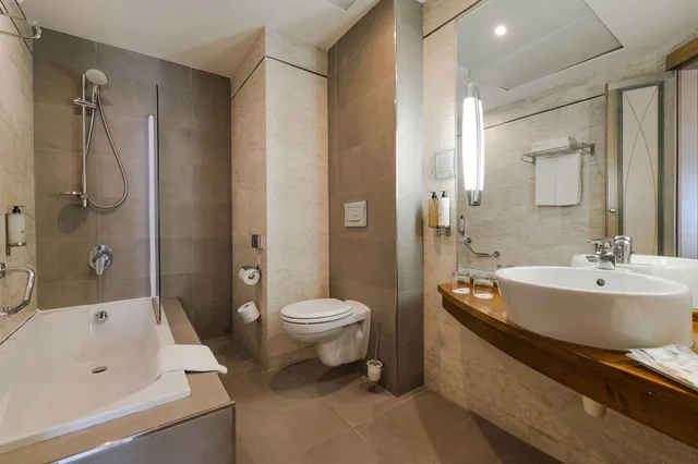 جناح جونيور بسريرين منفصلين بشرفة مع أريكة، Maritim Antonine Hotel and Spa Malta 7/8