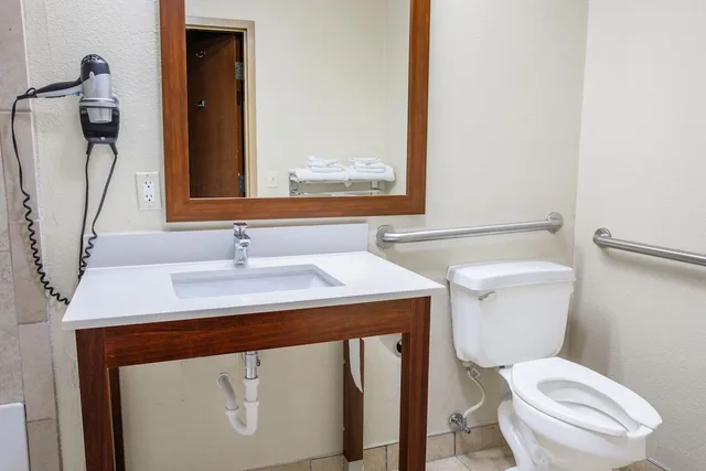 غرفة بسريرين مزدوجين لذوي الإعاقة، Comfort Inn Piketon near Fairgrounds 4/4