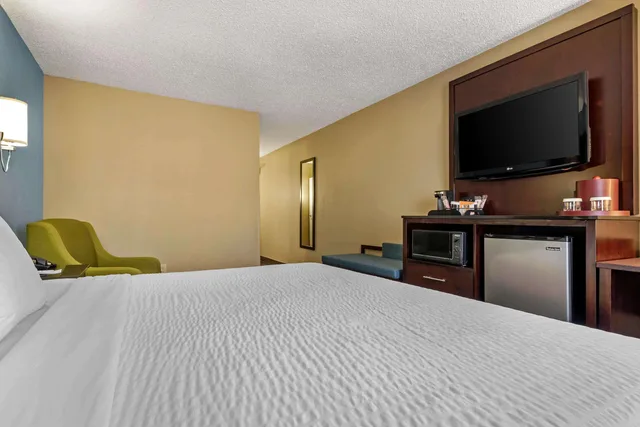 غرفة قياسية بسرير مزدوج، Clarion Hotel Conference Center Lexington North 2/4