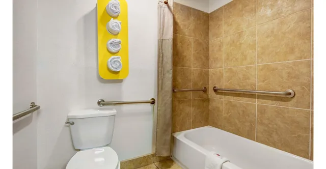 1 King Bed - Non-Smoking, Micfridge، Motel6 Espanola, NM 6/7