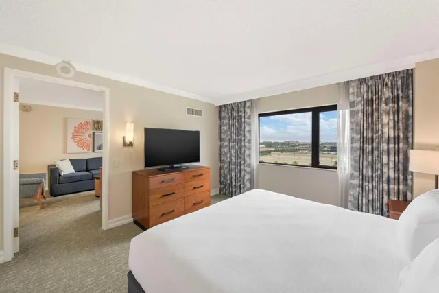 جناح بسرير كينج بغرفة نوم واحدة مع أريكة لذوي الإعاقة، Embassy Suites by Hilton Anaheim Orange 2/8
