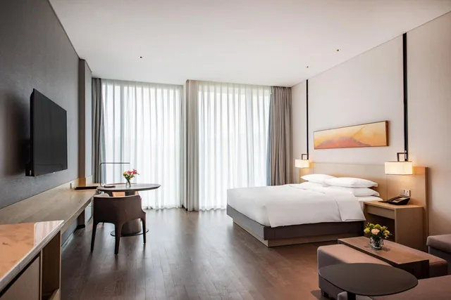 غرفة بسرير كينج بإطلالة على الحديقة مع أريكة، Hyatt Place Changsha Airport 3/4