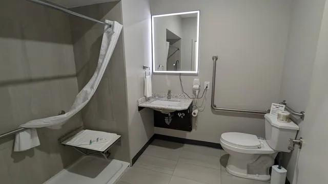 غرفة بسرير كوين لذوي الإعاقة، Econo Lodge Cochrane ON 3/3