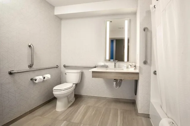 جناح لذوي الإعاقة، Holiday Inn Express Hotel And Suites Festus South St Louis 5/5