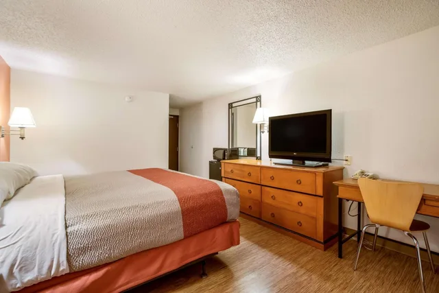 Room, King Bed, Motel6 Albert Lea, MN 5/10