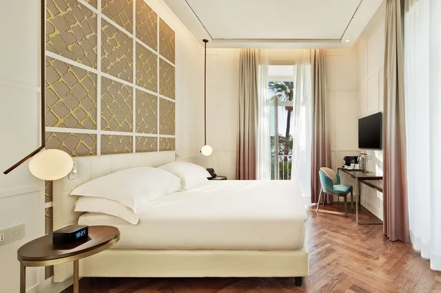Superior Double Room with King Bed، De Bonart Naples, Curio Collection by Hilton 4/8