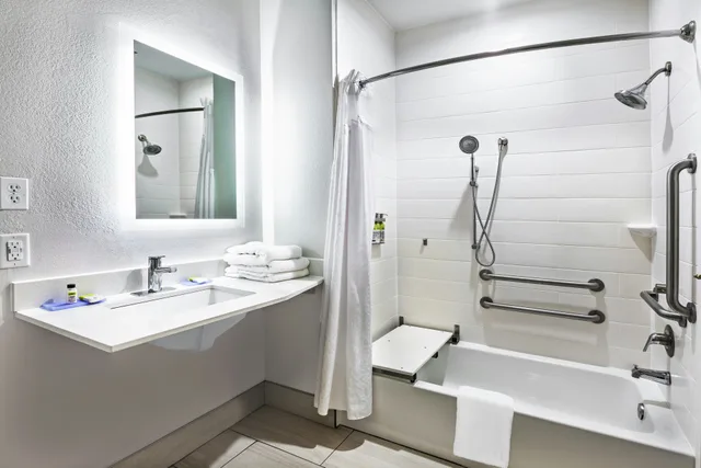 غرفة بسرير كينج لذوي الإعاقة، Holiday Inn Express Suites Port Lavaca 3/3