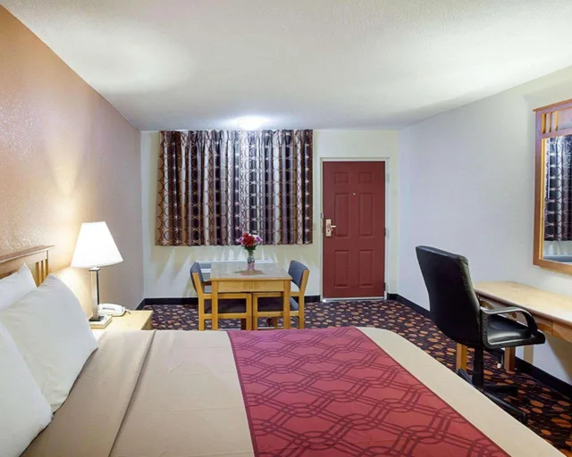 غرفة قياسية بسرير كينج، Econo Lodge Phillipsburg, KS 2/4