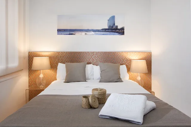 4 Bedrooms, Family, Apartment, 1 Double and 4 Single Beds، Mercedes Heritage Barcelona Apartments 2/6
