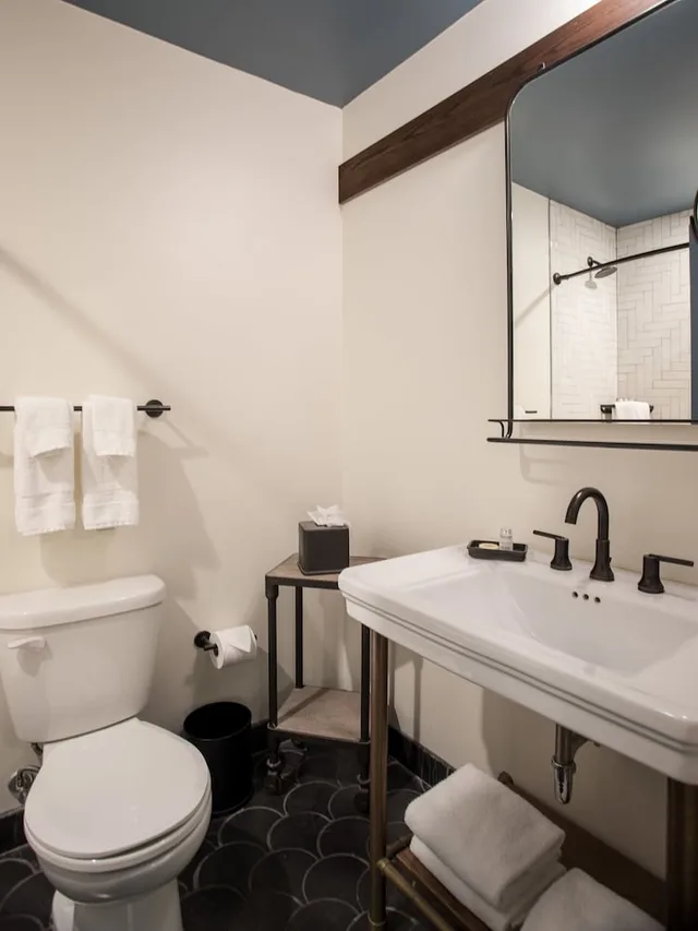 غرفة بريميوم بسرير كينج، The Old No. 77 Hotel & Chandlery 7/10