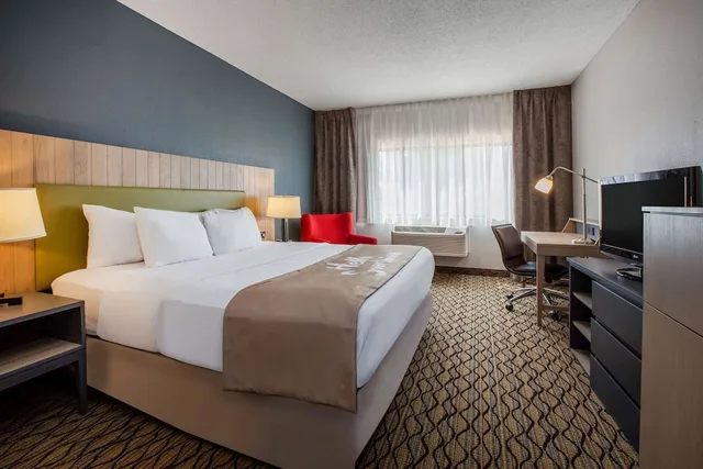 غرفة بسرير كينج، Days Inn & Suites by Wyndham Rochester Hills MI 1/3