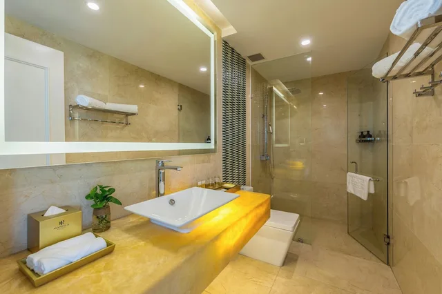 شقة بسريرين منفصلين وسرير كينج بغرفتي نوم بإطلالة جزئية على البحر، Mandila Beach Hotel Danang 2/3