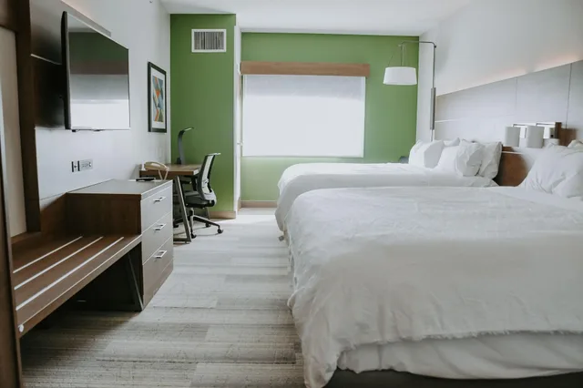 Standard, Multiple Beds, Accessible، Holiday Inn Express and Suites Lincoln South 4/7