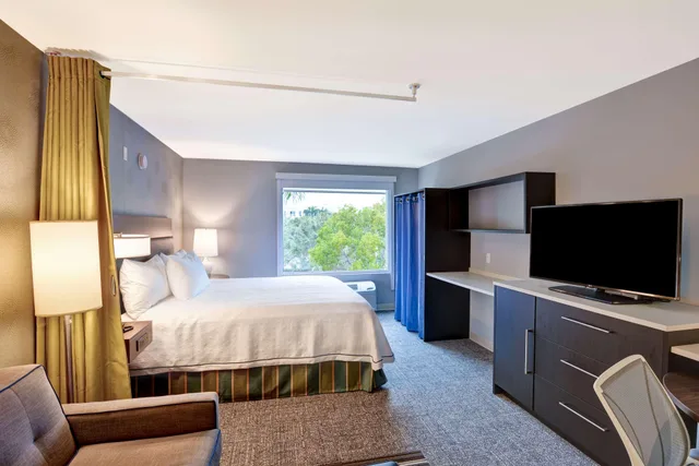 غرفة بسرير كينج لذوي الإعاقة، Home2 Suites By Hilton Miramar Ft Lauderdale 1/3