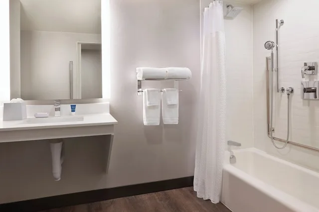 غرفة بسرير كوين، Four Points by Sheraton Windsor Downtown 2/4