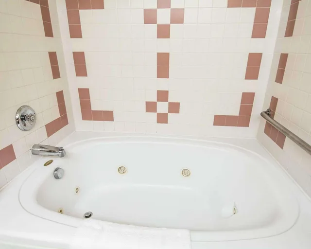 غرفة بسرير كينج بحوض جاكوزي، Quality Inn Lewiston 3/3