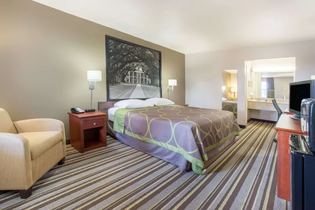 غرفة قياسية بسرير كينج، Super 8 By Wyndham Monroe West 1/3