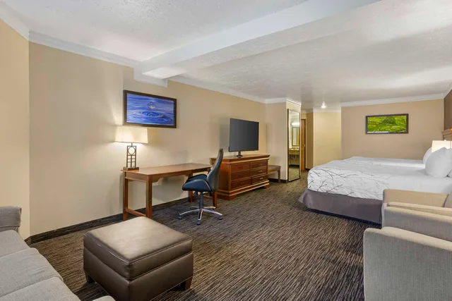 غرفة كبيرة بسريرين كوين مع أريكة، Best Western Plus Landmark Inn 3/4