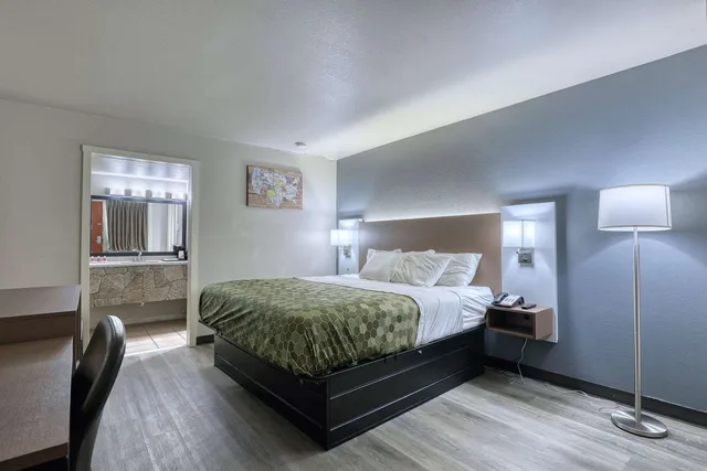 غرفة بسرير كينج، Econo Lodge Neenah 4/9