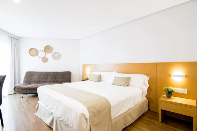 غرفة ديلوكس بسرير كوين بإطلالة جزئية على البحر، Cullera Holiday 3/10