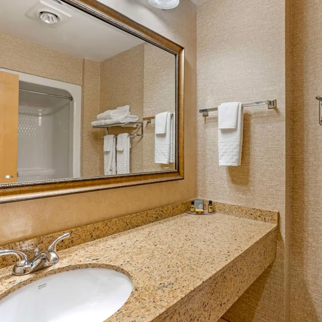 جناح بسريرين كوين مع أريكة، Best Western Plus Revere Inn & Suites 5/7
