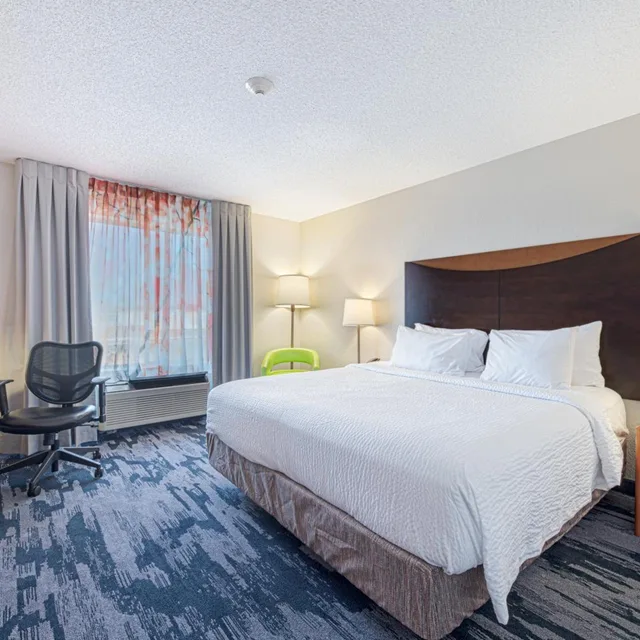 غرفة بسرير كينج بحوض استحمام لذوي الإعاقة، Fairfield Inn Suites Chicago Naperville 3/4