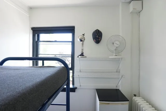 غرفة صغيرة بسريرين منفصلين وسرير بطابقين بحمام مشترك، Ocean Island Inn Backpackers Suites Hostel 5/9
