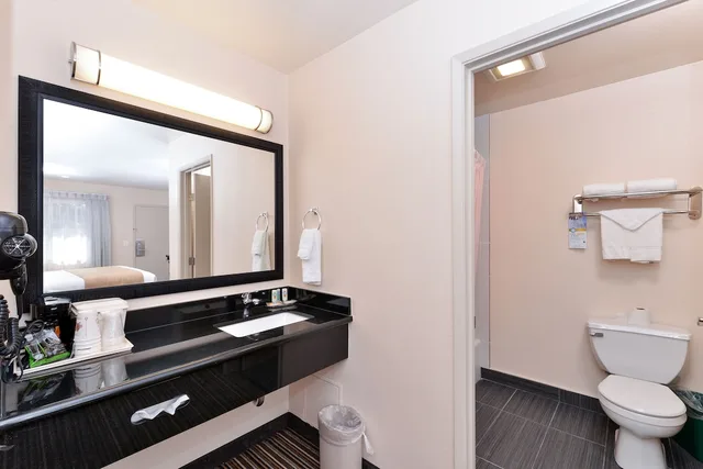 غرفة قياسية بسرير كينج، Rodeway Inn Martinez, CA 1/2