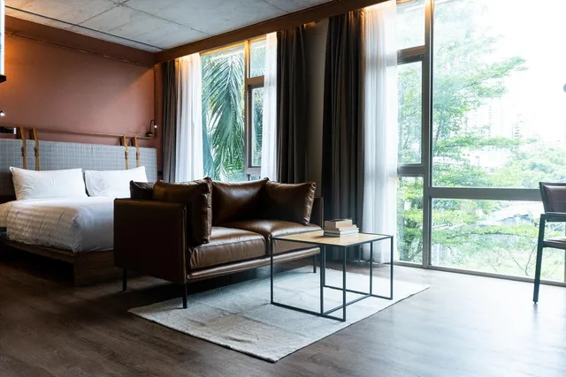 استوديو بريميير، Tints of Blue Hotel 2/2