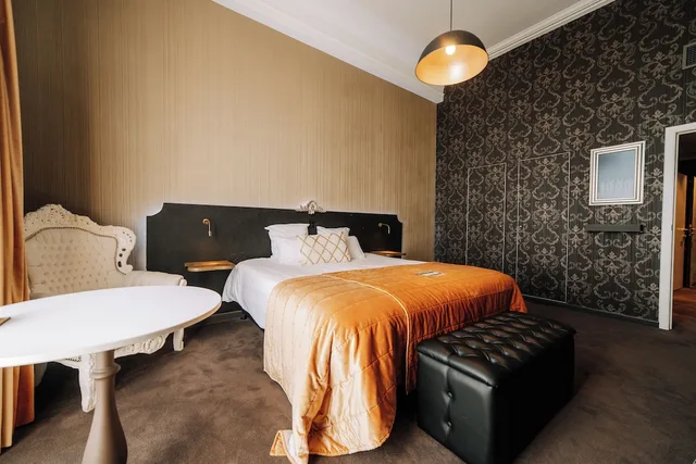 غرفة تنفيذية بسرير كوين، Chateau de Namur 10/10