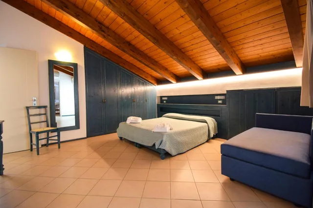 جناح جونيور، Hotel La Plage 1/9