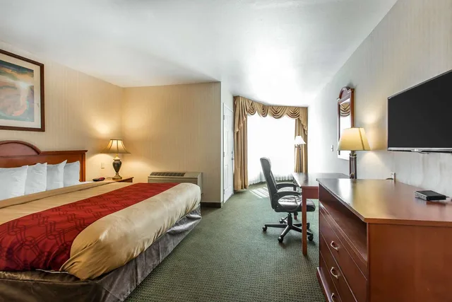 Suite, King Bed, Smoking, Econo Lodge Inn & Suites Riverside Corona 2/2