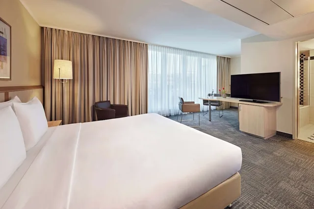 غرفة ديلوكس بسرير كوين بشرفة، Lindner Hotel Cologne Am Dom, part of JdV by Hyatt 1/4