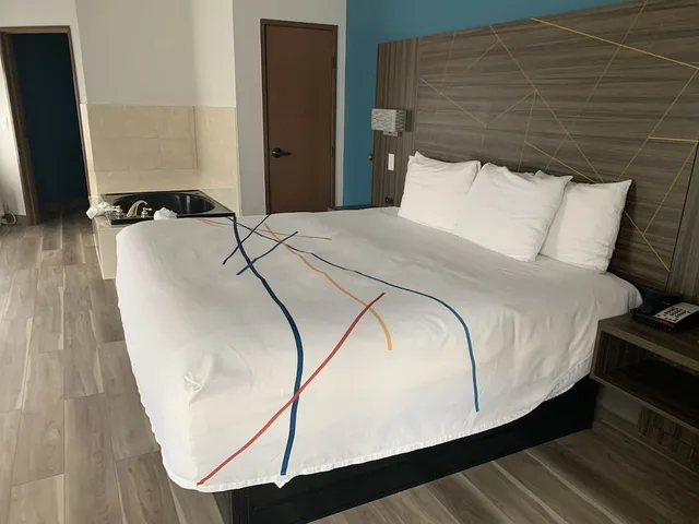 جناح رئاسي بسرير كينج، La Quinta Inn & Suites by Wyndham OKC North - Quail Springs 3/6