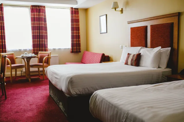 غرفة بسريرين منفصلين وسرير كينج وسرير فردي، Inn On The Coast 2/10