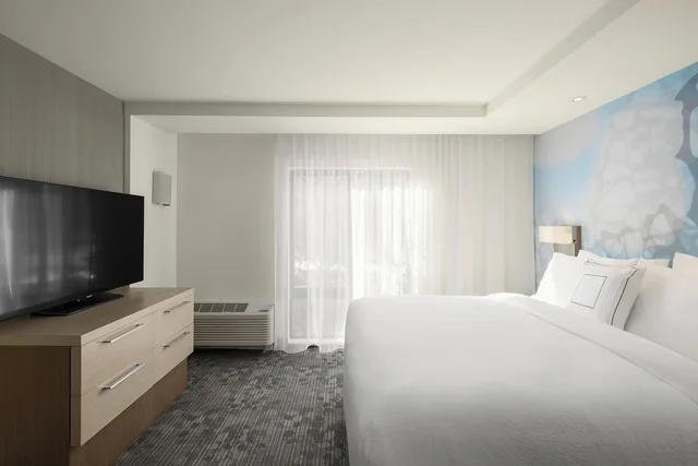 جناح بسرير كينج بغرفة نوم واحدة مع أريكة لذوي الإعاقة، Courtyard by Marriott Seattle Northgate 1/5