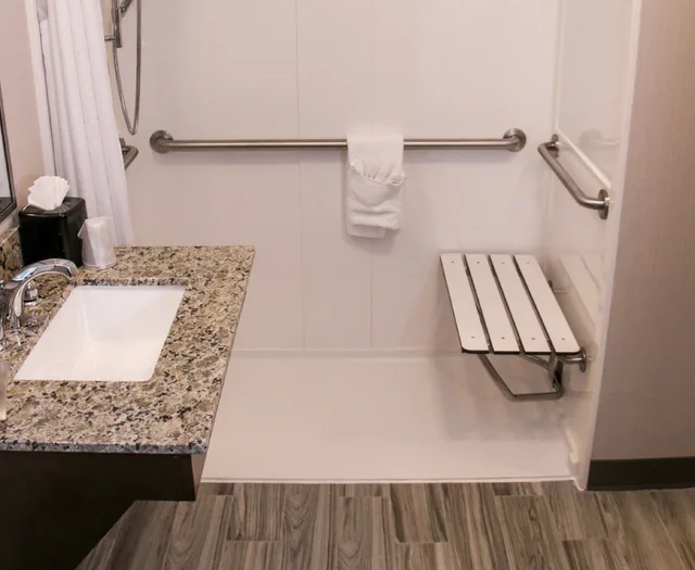 جناح بسرير كينج بحوض استحمام لذوي الإعاقة، Holiday Inn Hotel Suites Denver Tech Center Centennial 7/8
