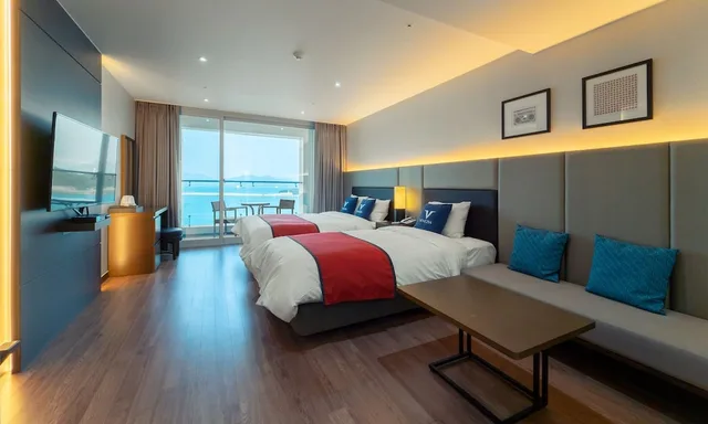 غرفة ديلوكس عائلية بسريرين منفصلين وسرير كينج وسرير فردي بإطلالة على البحر، Yeosu Venezia Hotel & Suites 3/7