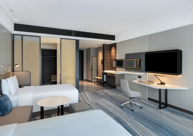 غرفة قياسية بسريرين منفصلين بإطلالة على البحر، Crowne Plaza Xiamen Jimei, An Ihg Hotel 2/2