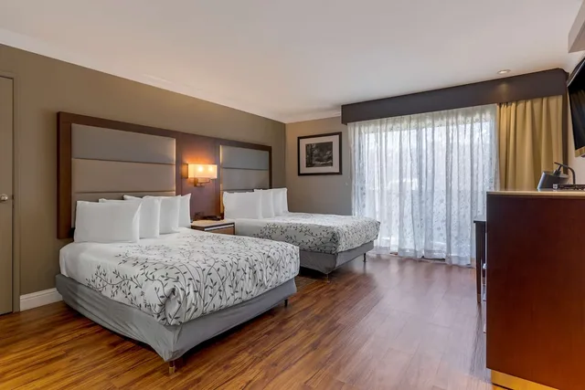 غرفة قياسية بسريرين مزدوجين لذوي الإعاقة، Best Western Plus Forest Park Inn 5/8
