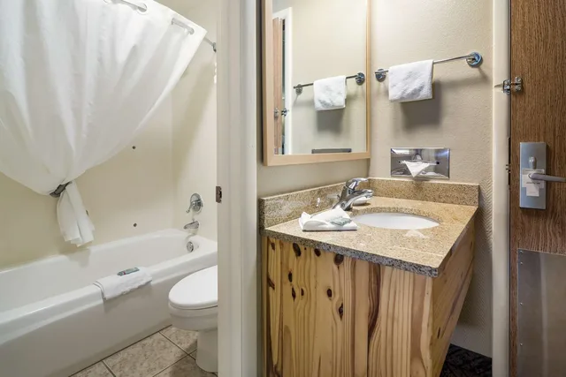 Room, King Bed, Best Western Golden Spike Inn & Suites 3/3