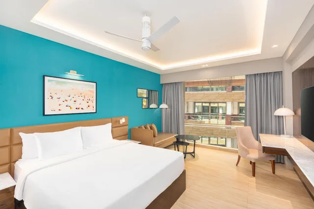 غرفة بريميوم بسريرين منفصلين بإطلالة على المسبح، Radisson Resort Goa Baga 2/8