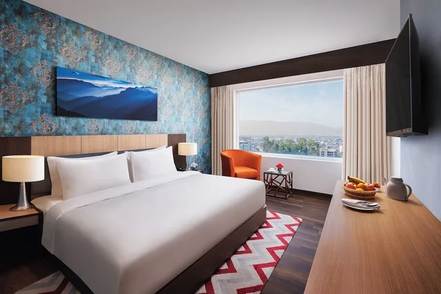 غرفة بريميوم بسرير كينج، Vivanta Chitwan Bharatpur 2/4
